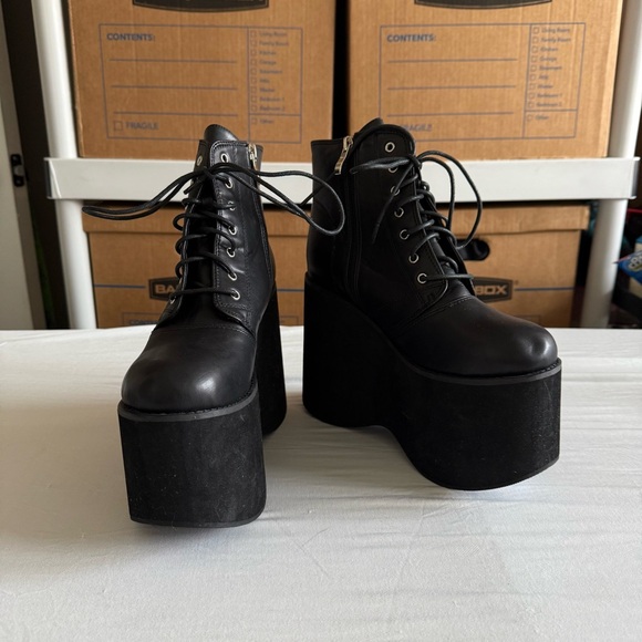 Hot Topic 3.5" Platform Goth Rave Y2K Grunge Witchy 90s Edgy Punk Boots Sz 8 - Picture 1 of 12